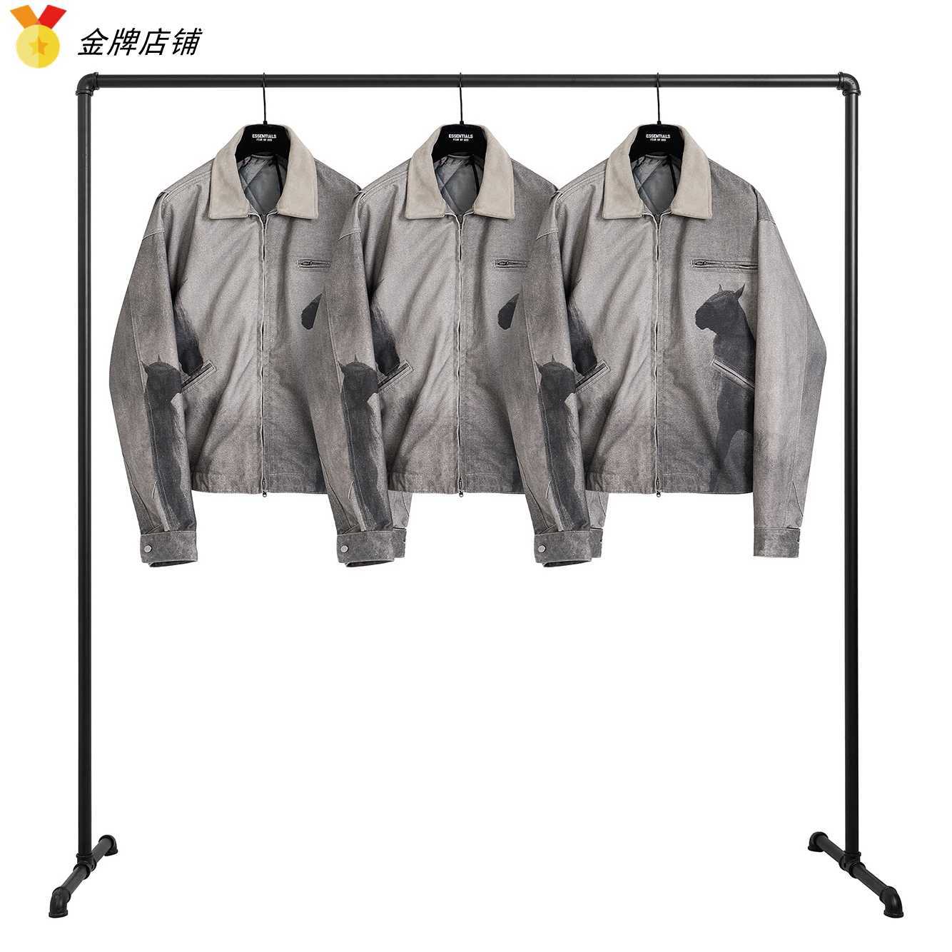 ESS Mens Jacket Luxury Designer FEARs OF GOD FOG 6TH LA Exhibition Limited Qianlima Horse Cotton Coat Down Cotton Coat Jackets, Shipping fee
ESS Mens Jacket Luxury Designer FEARs OF GOD FOG 6TH LA Exhibition Limited Qianlima Horse Cotton Coat Down Cotton Coat Jackets, Shipping fee