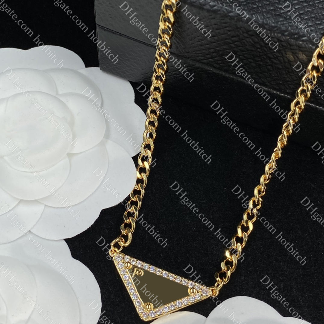Triangle Diamond Necklace Luxury Letter Pendant Necklaces Womens Collarbone Chain Designer Jewelry Necklaces With Box
Triangle Diamond Necklace Luxury Letter Pendant Necklaces Womens Collarbone Chain Designer Jewelry Necklaces With Box