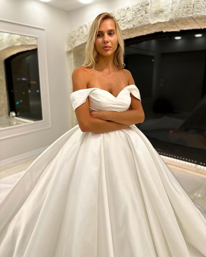 Elegant Modern Plus Size A E Wedding Dresses For Bride Off Shoulder Satin Pleats Draped Backless Court Train Bridal Gowns Custom 0616