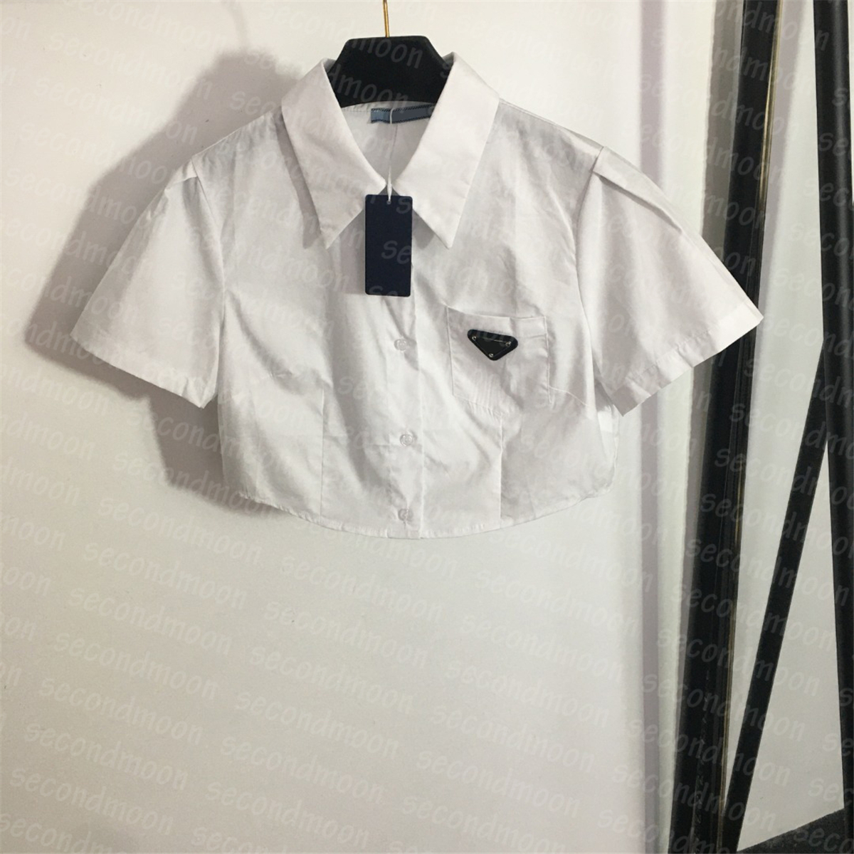Metal Badge Cropped Top Women Designer T Shirts Summer Breathable Crop Tops Sexy Short Tees, White
Metal Badge Cropped Top Women Designer T Shirts Summer Breathable Crop Tops Sexy Short Tees, White
