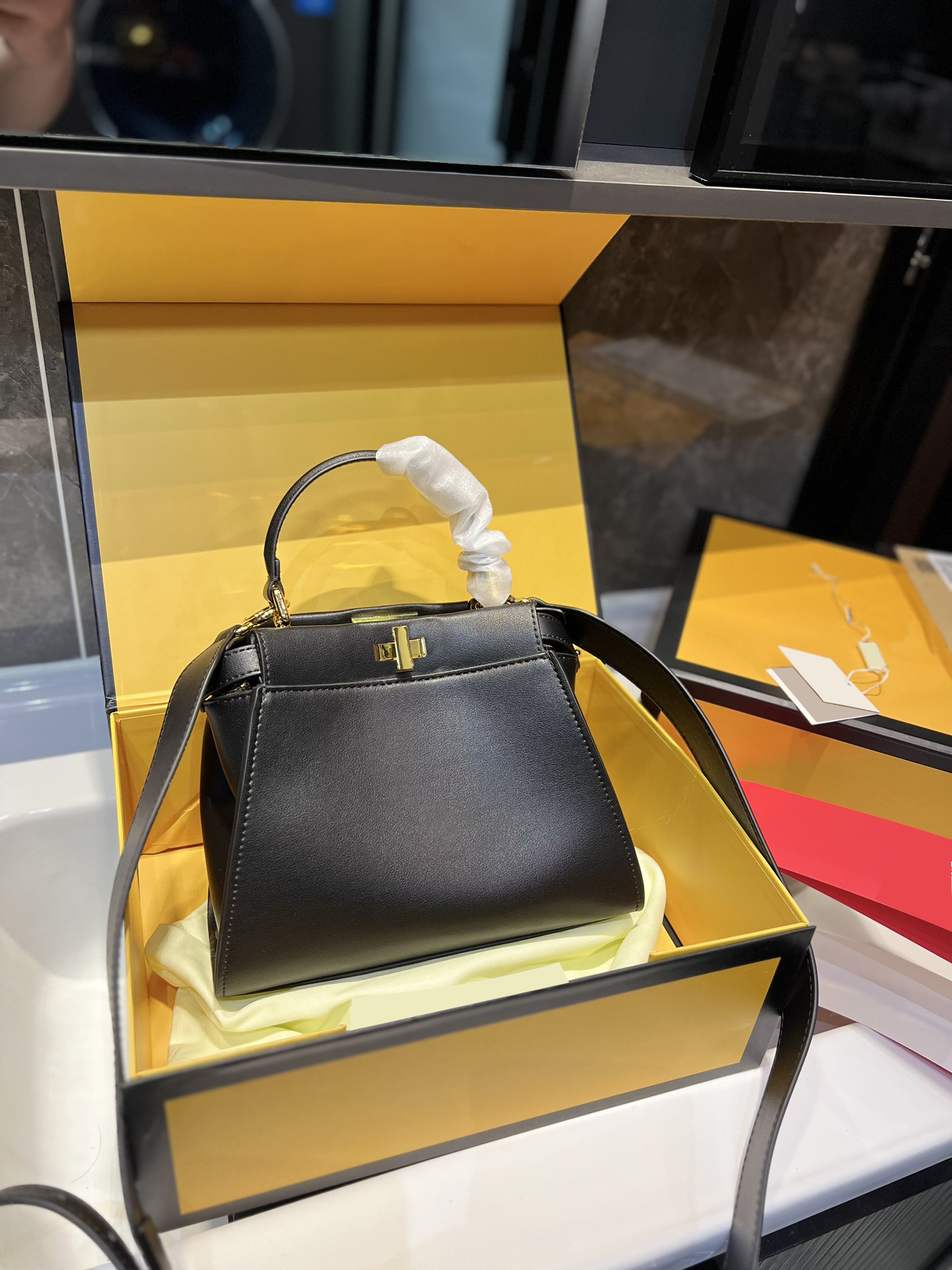 bags designer women bagLeather bag Smooth texture trimmed with bright lines. Both compartments are opened and closed with classic rotary locks brown, Bronze-no packaging box
bags designer women bagLeather bag Smooth texture trimmed with bright lines. Both compartments are opened and closed with classic rotary locks brown, Bronze-no packaging box