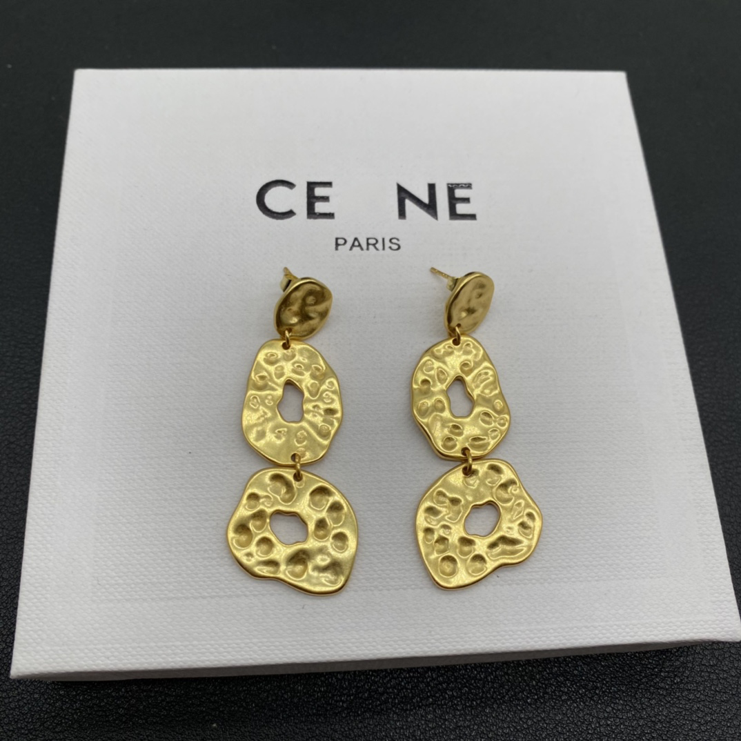 Charm hoop earrings jewelry luxury earrings for women Casual and natural European and American style is suitable for all kinds of occasions simple and gorgeous
Charm hoop earrings jewelry luxury earrings for women Casual and natural European and American style is suitable for all kinds of occasions simple and gorgeous