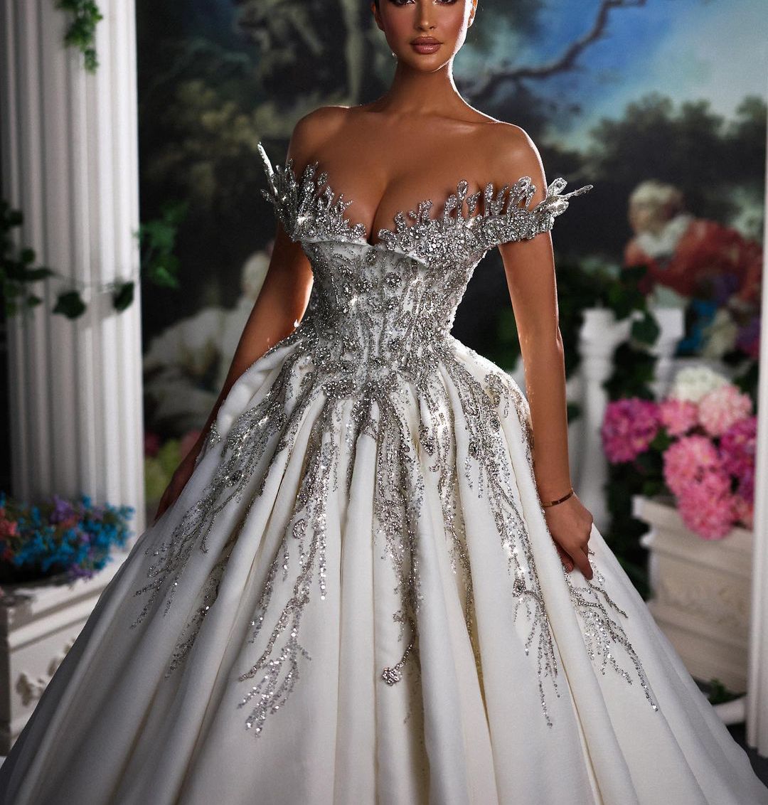 Exquisite Ball Gown Wedding Dresses Sleeveless V Neck Off Shoulder Sequins Applique Ruffle Bridal Gowns Diamonds Formal Dress Plus Size Custom Made Ve