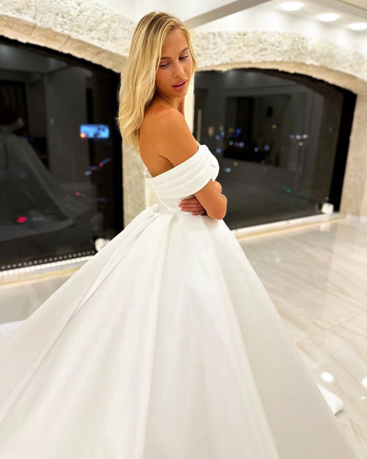 Elegant Modern Plus Size A E Wedding Dresses For Bride Off Shoulder Satin Pleats Draped Backless Court Train Bridal Gowns Custom 0616