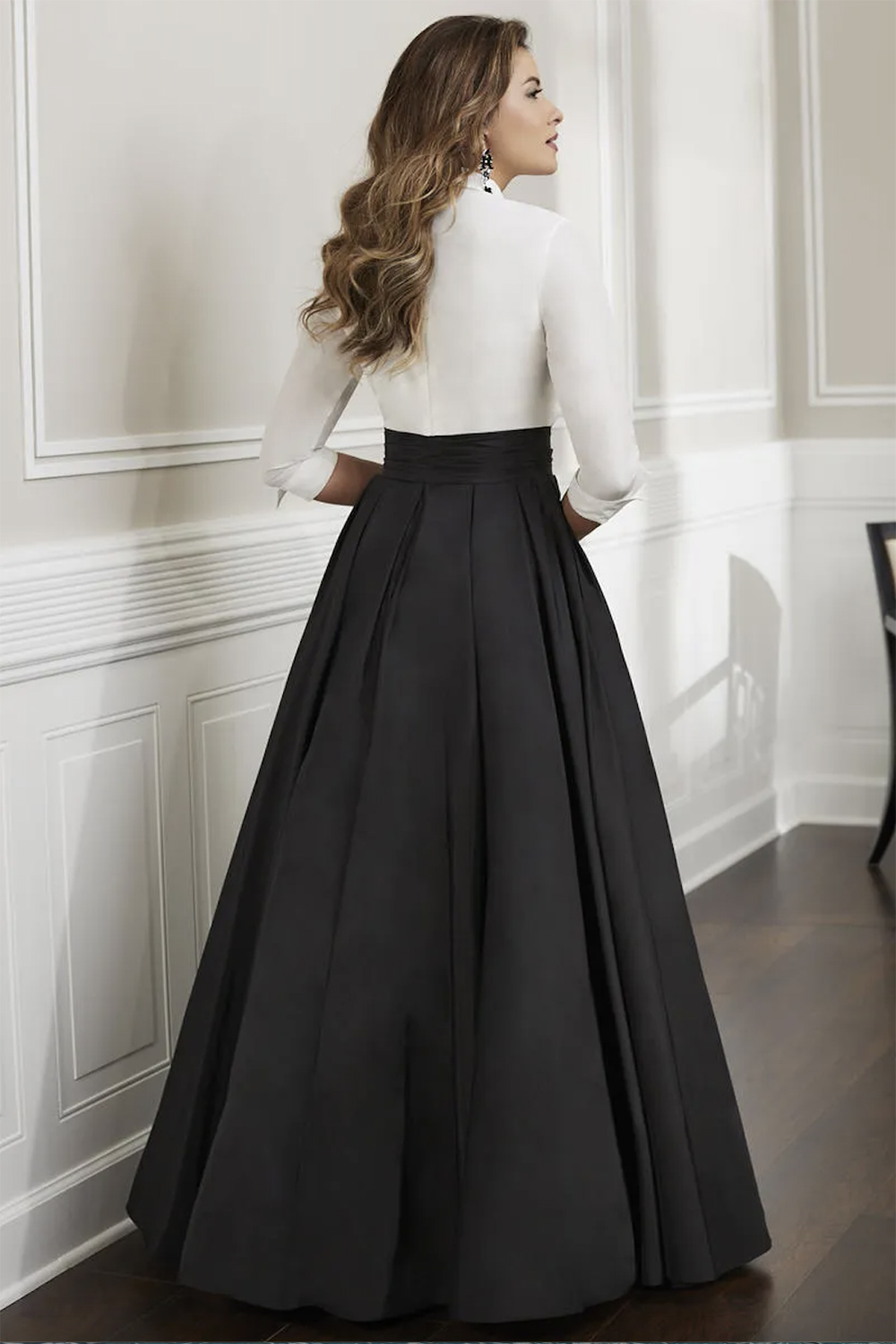 Elegant Long Sleeves Mother Of The Bride Dresses Deep V Neck Pleated Wedding Guest Dress A Line Floor Length Satin Evening Gowns