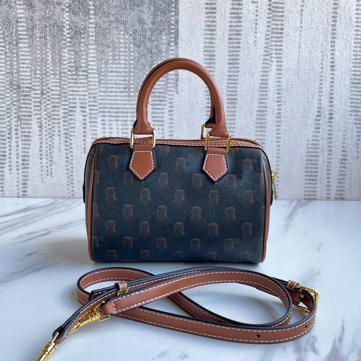 daesigner boston bag celins TRIOMPHE CANVAS tote travel bag Luxury handbag Luggage mirror quality leather shoulder bags Women mens fashion crossbody clutch Bags, Brown
daesigner boston bag celins TRIOMPHE CANVAS tote travel bag Luxury handbag Luggage mirror quality leather shoulder bags Women mens fashion crossbody clutch Bags, Brown