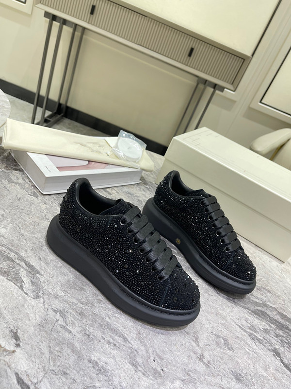 2024 Fashion Shoes Shoes Low Designer Midtop Sponge casual shoes Plank Shape Vintage sneakers Black and white Walking Door casual shoes 0414