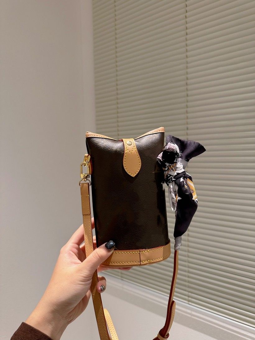Luxurys Designers mini fashion bags Genuine leather fold me pouch nano women shoulder bag letter handbags change wallets classic womens crossbody Evening bagss, Brown flower
Luxurys Designers mini fashion bags Genuine leather fold me pouch nano women shoulder bag letter handbags change wallets classic womens crossbody Evening bagss, Brown flower