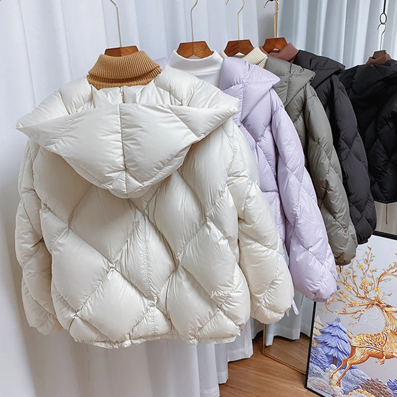 Women's Down Parkas Winter Fashion 90% White Duck Down Short Jacket Women Thick Warm Loose Type Hooded Diamond Puffer Coat Outwear 231116