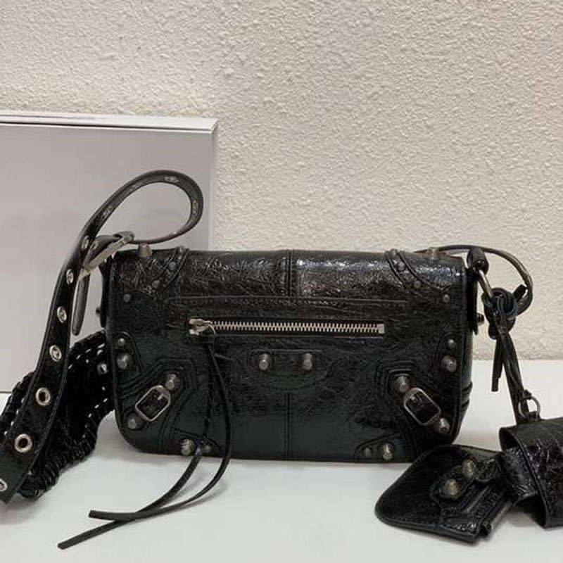 balencig as bag 23 Le Cagole Men XS Flap Bag in black Arena aged-silver hardware Shoulder Bags Leather braided pad Crossbody Luxury Designer removable zipped pouch
balencig as bag 23 Le Cagole Men XS Flap Bag in black Arena aged-silver hardware Shoulder Bags Leather braided pad Crossbody Luxury Designer removable zipped pouch
