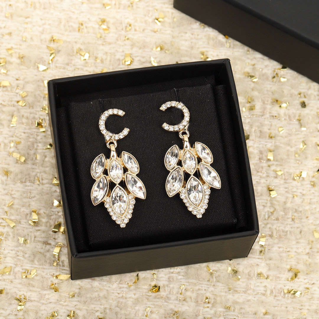 2023 Luxury quality Charm drop earring with diamond and leaf shape design have box stamp PS7869A
2023 Luxury quality Charm drop earring with diamond and leaf shape design have box stamp PS7869A