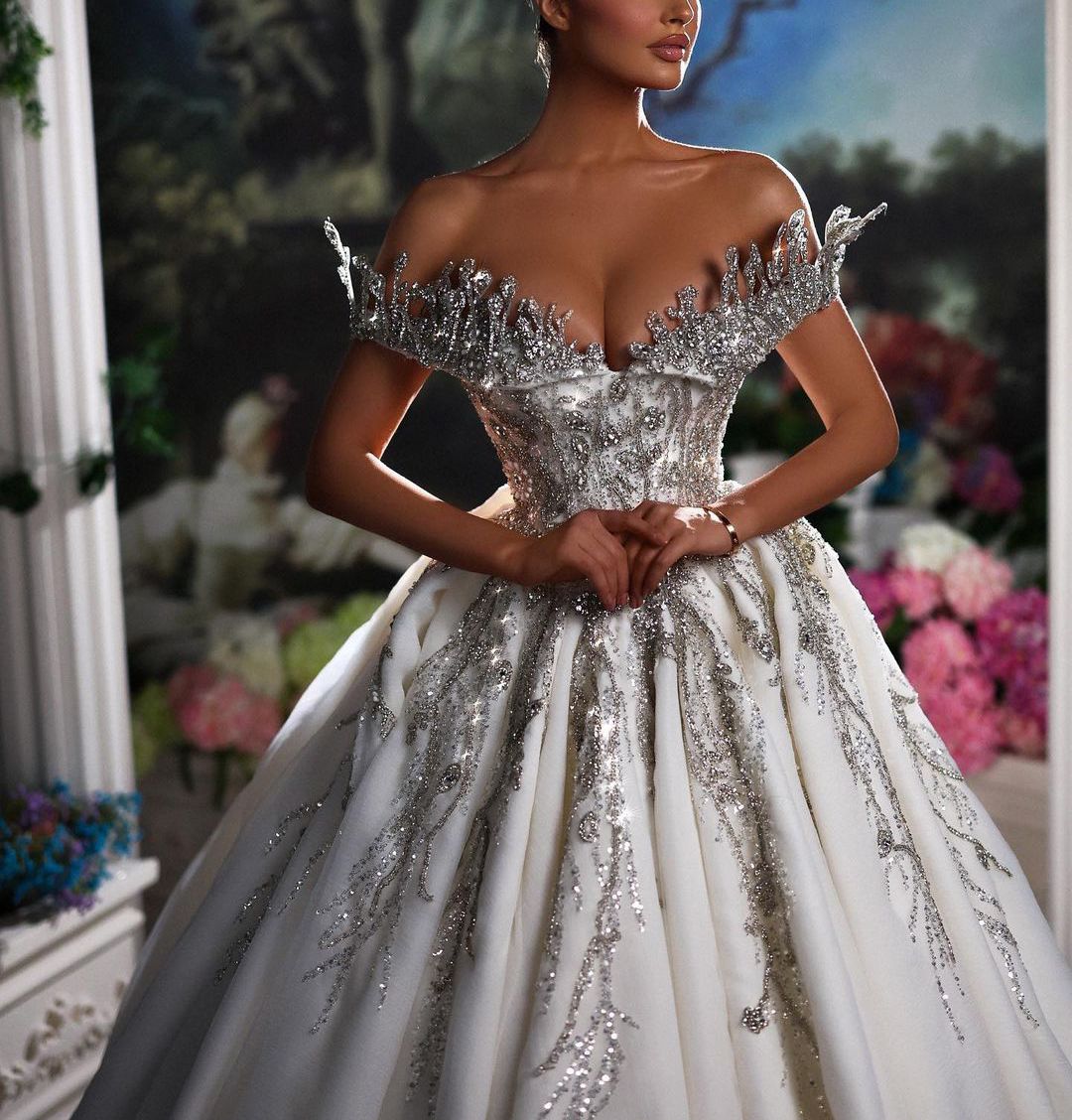 Exquisite Ball Gown Wedding Dresses Sleeveless V Neck Off Shoulder Sequins Applique Ruffle Bridal Gowns Diamonds Formal Dress Plus Size Custom Made Ve