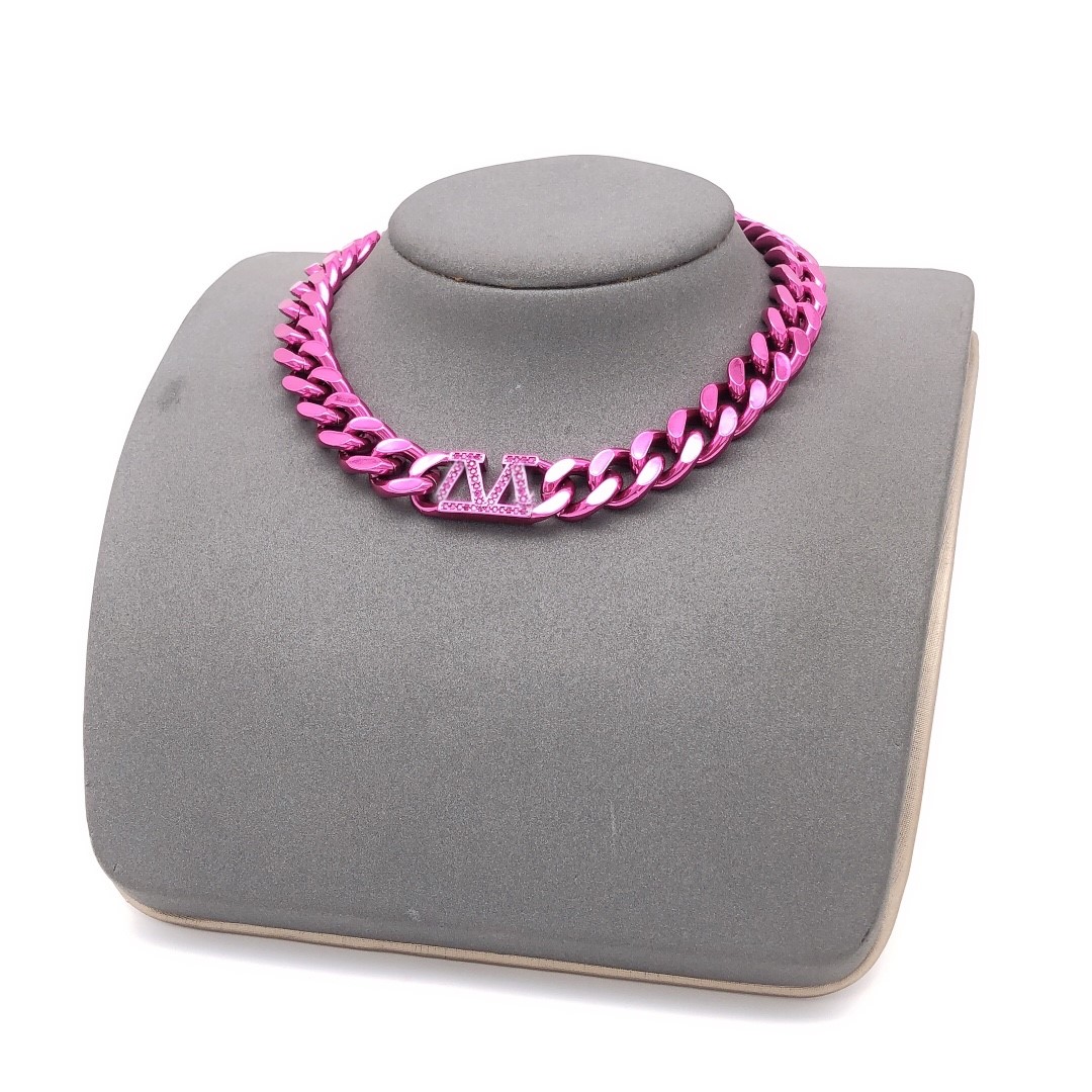 Top Quality Luxury Lock Necklaces & Pendants Fashion Simple V Necklaces Classic Style Valentinoity Designer Jewelry ah1a
Top Quality Luxury Lock Necklaces & Pendants Fashion Simple V Necklaces Classic Style Valentinoity Designer Jewelry ah1a