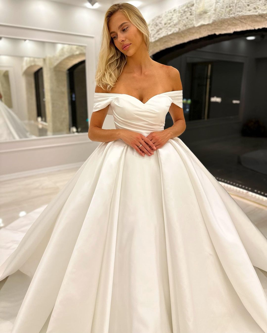 Elegant Modern Plus Size A E Wedding Dresses For Bride Off Shoulder Satin Pleats Draped Backless Court Train Bridal Gowns Custom 0616