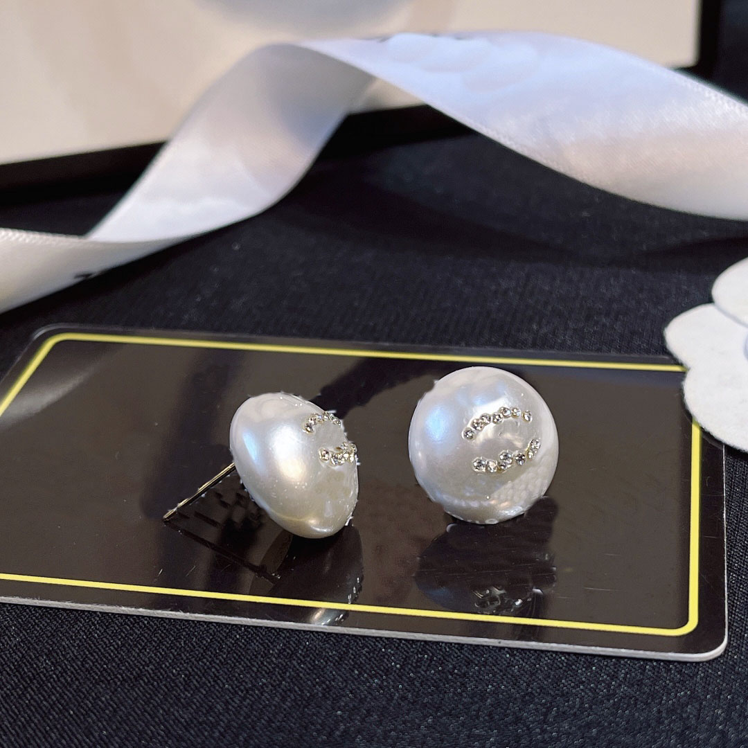 Double Letter Stud Luxury Designer Brass Copper Earring Round Pearl Women Round Channel Crystal Rhinestone 18K Gold Plated Long Earrings Wedding Party Jewelry A819
Double Letter Stud Luxury Designer Brass Copper Earring Round Pearl Women Round Channel Crystal Rhinestone 18K Gold Plated Long Earrings Wedding Party Jewelry A819