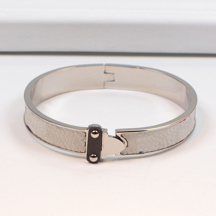 Fashion gold bangel Magnet Lock Leather Bracelets Unisex letter 14k gold bracelet mens lover Charm Bracelet classic designer jewelry Gift
Fashion gold bangel Magnet Lock Leather Bracelets Unisex letter 14k gold bracelet mens lover Charm Bracelet classic designer jewelry Gift