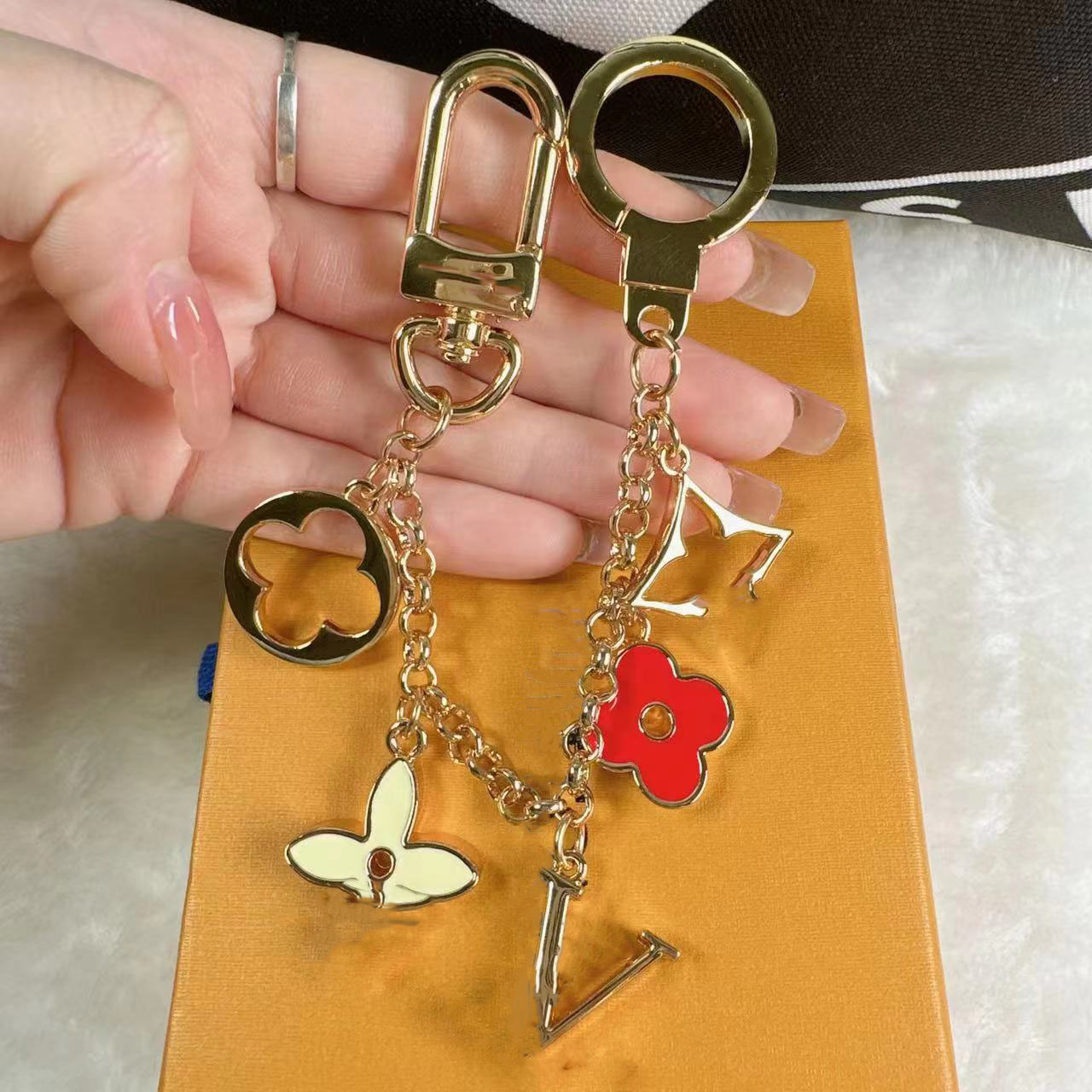 Keychains Lanyards Fashion Brand Keychain Letter Flower Splice Designer Keychain Metal Keychain Women's Bag Pendant Car Accessories
Keychains Lanyards Fashion Brand Keychain Letter Flower Splice Designer Keychain Metal Keychain Women's Bag Pendant Car Accessories