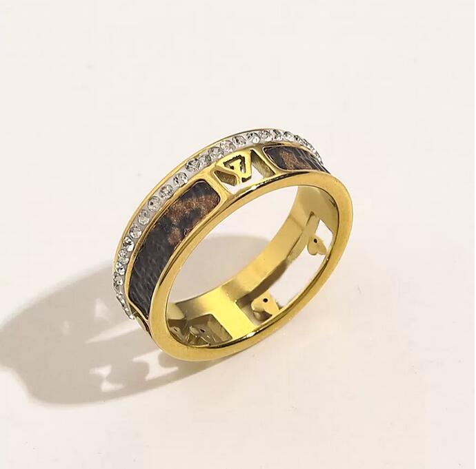 18K Gold Plated Designer Rings Women Crystal Faux Leather Stainless Steel Love Wedding Jewelry Supplies Ring Fine Carving Finger Ring
18K Gold Plated Designer Rings Women Crystal Faux Leather Stainless Steel Love Wedding Jewelry Supplies Ring Fine Carving Finger Ring