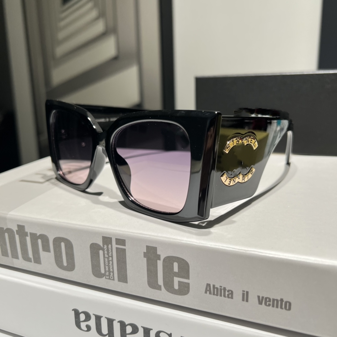 CH8423 Sunglasses for Women Men Designer Summer Shades Polarized Eyeglasses Big Frame Black Vintage Oversized Sun Glasses of Women Male
CH8423 Sunglasses for Women Men Designer Summer Shades Polarized Eyeglasses Big Frame Black Vintage Oversized Sun Glasses of Women Male