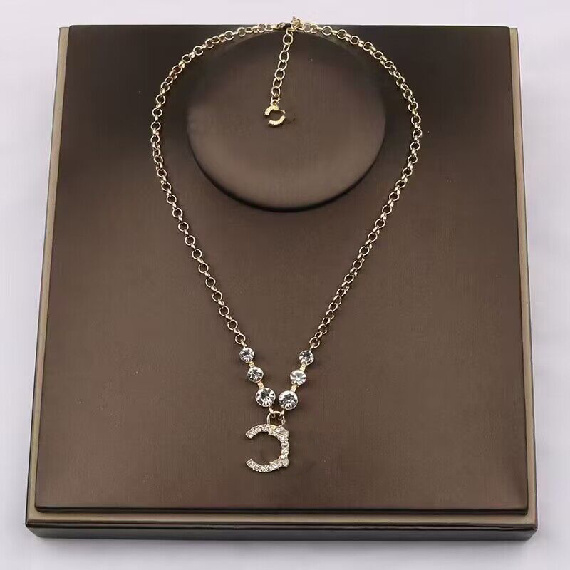 Gold Silver Luxury Designer Pendant Necklaces Necklace Tassel Link Crystal Rhinestone Chain18K Gold Plated Women Jewerlry Accessories Gift
Gold Silver Luxury Designer Pendant Necklaces Necklace Tassel Link Crystal Rhinestone Chain18K Gold Plated Women Jewerlry Accessories Gift