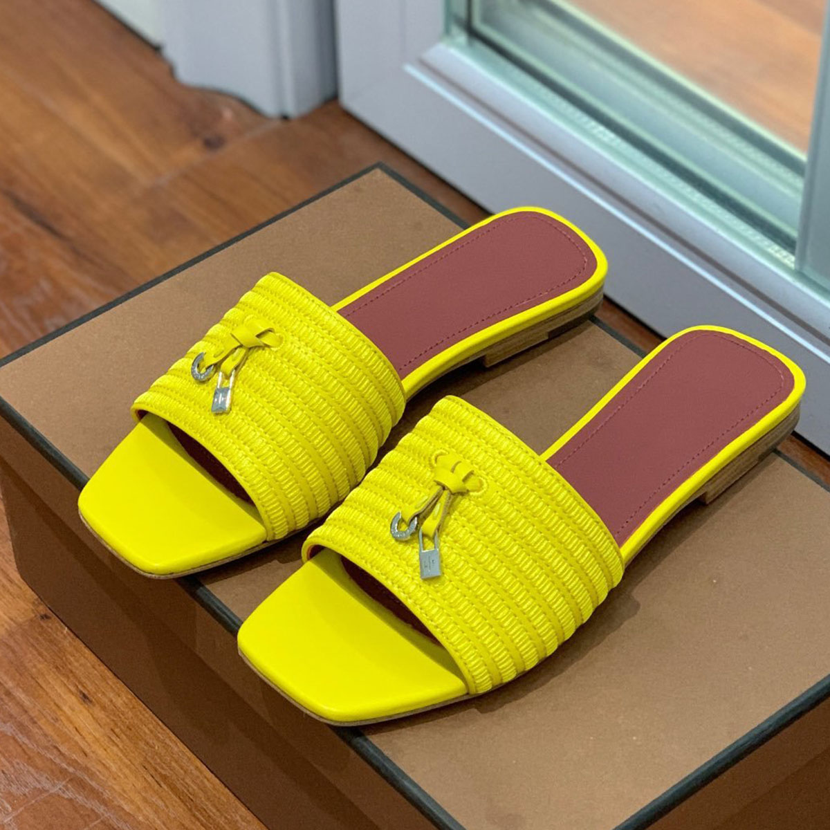 LP Piana Summer Slippers Slides flat Stripe slip on Sandals open toe sheepskin buckle women Luxury Designers Leather outsole Evening fashion shoes Factory Footwear, Blue
LP Piana Summer Slippers Slides flat Stripe slip on Sandals open toe sheepskin buckle women Luxury Designers Leather outsole Evening fashion shoes Factory Footwear, Blue