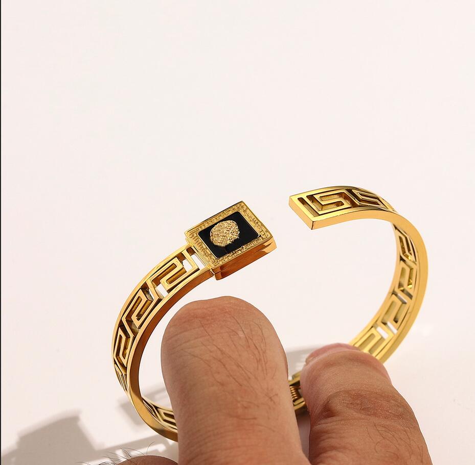 Classical Designer Bangles Initial V Letter Open Bracelet Banshee Medusa Head Titanium Steel Hollow Out Bangle Birthday Festive Engagement Gift Jewelry MB6 --306
Classical Designer Bangles Initial V Letter Open Bracelet Banshee Medusa Head Titanium Steel Hollow Out Bangle Birthday Festive Engagement Gift Jewelry MB6 --306