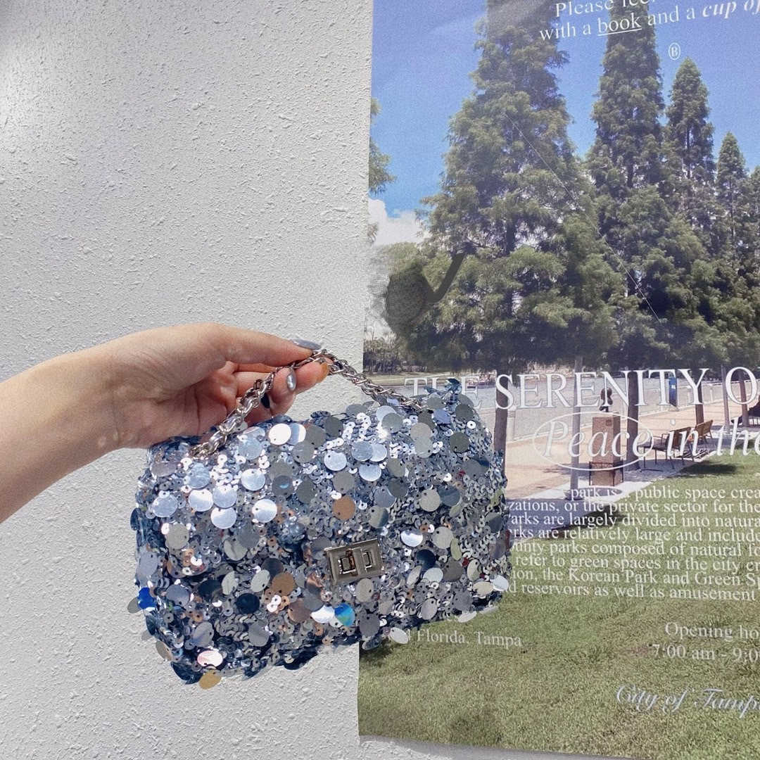 designr bags Shiny Inflexible Sequins Hand Woven Beads Flip Over Small Square Bag Silver Banquet Phone Underarm Crossbody Bag 230420