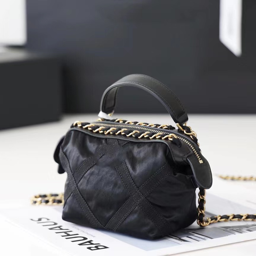 10A Designer Handbag Classic fashion clutch Shoulder bag Delicate and elegant advanced materials high-quality hardware professionally handmade, Black
10A Designer Handbag Classic fashion clutch Shoulder bag Delicate and elegant advanced materials high-quality hardware professionally handmade, Black