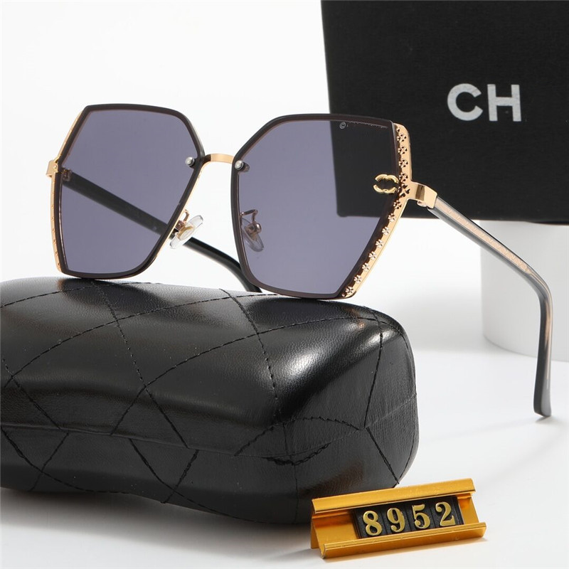 Designer Sunglasses For Women Men Cat Eye Model Eyewear Special UV 400 Protection Letters Big Leg Double Beam Frame Outdoor Design Alloy Women Sunglasses 8952
Designer Sunglasses For Women Men Cat Eye Model Eyewear Special UV 400 Protection Letters Big Leg Double Beam Frame Outdoor Design Alloy Women Sunglasses 8952