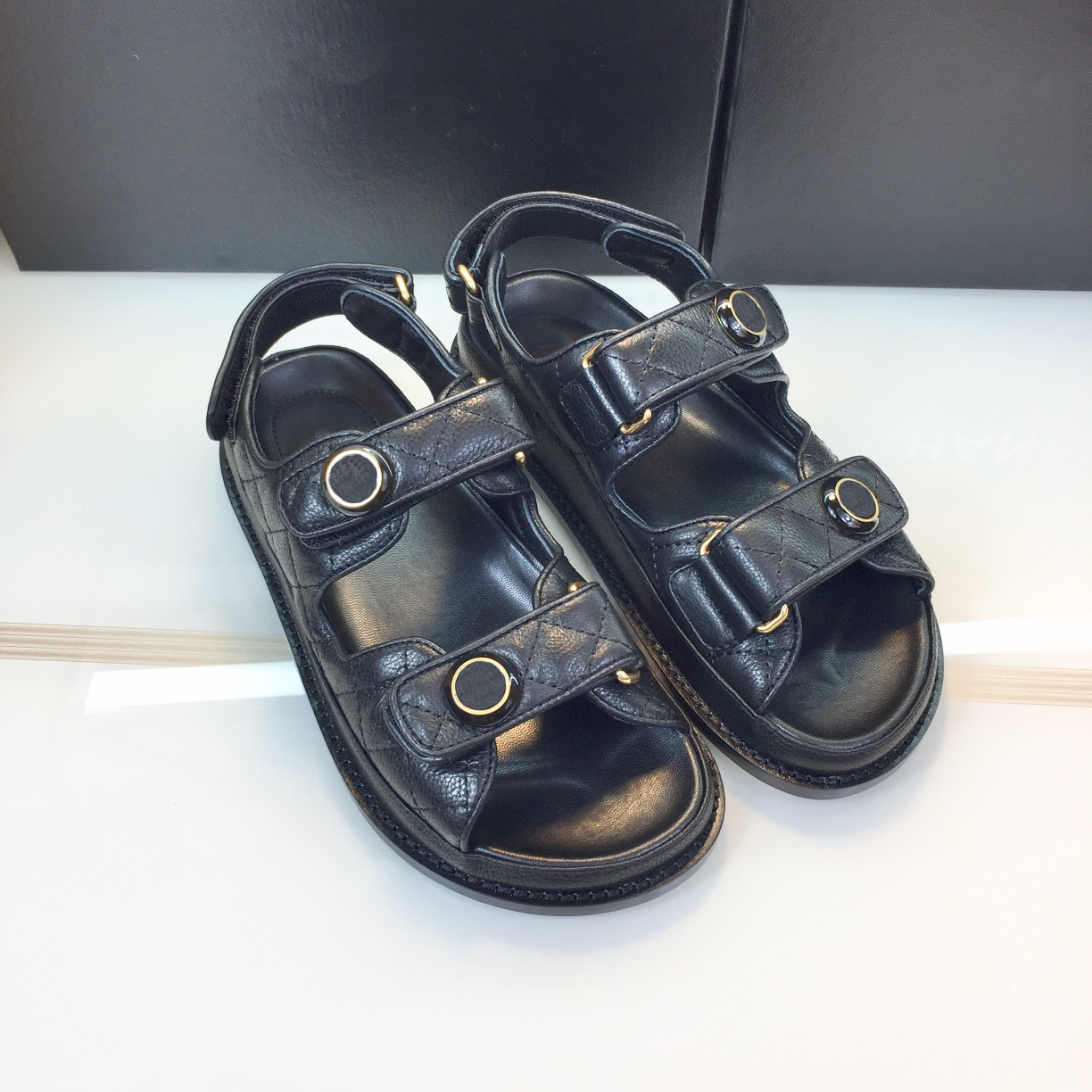 Women Velcro Sandals High Quality Womens Luxury Diamond Slippers Slides Crystal Calfskin Leather Casual shoes quilted Platform Summer Beach Slippers With Box, C-1
Women Velcro Sandals High Quality Womens Luxury Diamond Slippers Slides Crystal Calfskin Leather Casual shoes quilted Platform Summer Beach Slippers With Box, C-1