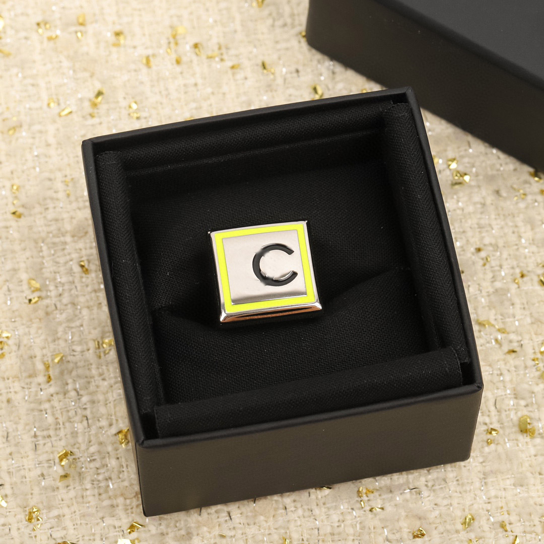 2023 Luxury quality charm punk band ring with black and white green color in 18k gold plated have box stamp PS7843A
2023 Luxury quality charm punk band ring with black and white green color in 18k gold plated have box stamp PS7843A