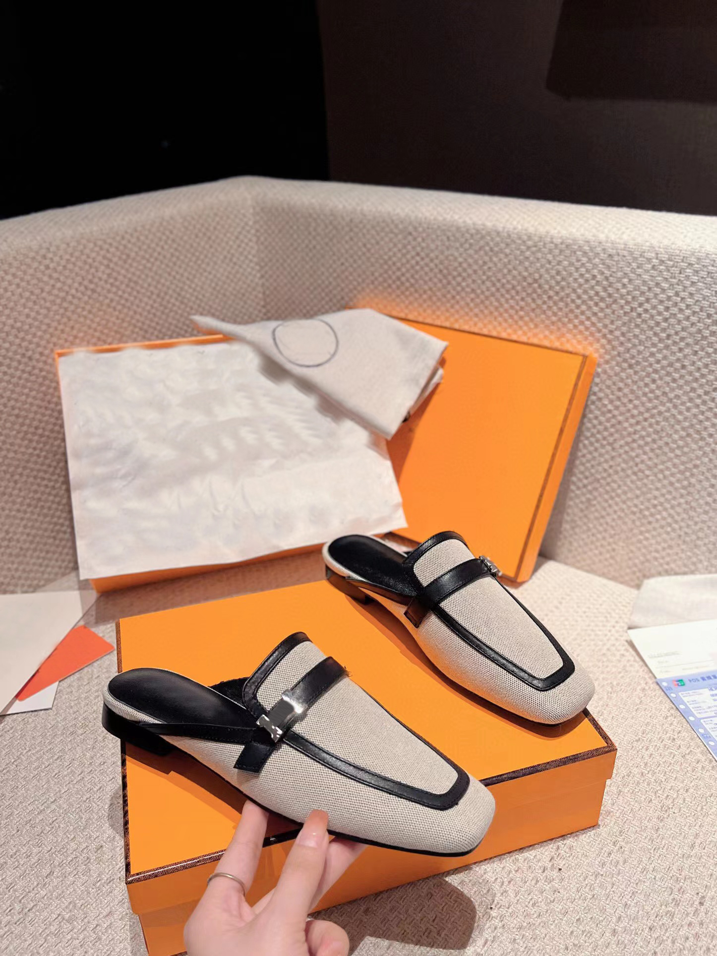 Mules loafers Designer Women Casual Fashion Lock Kelly OZ Mule Sandal Slipper Calfskin Muller Slippers Groupie Mule loafers Size35-42, Color10
Mules loafers Designer Women Casual Fashion Lock Kelly OZ Mule Sandal Slipper Calfskin Muller Slippers Groupie Mule loafers Size35-42, Color10