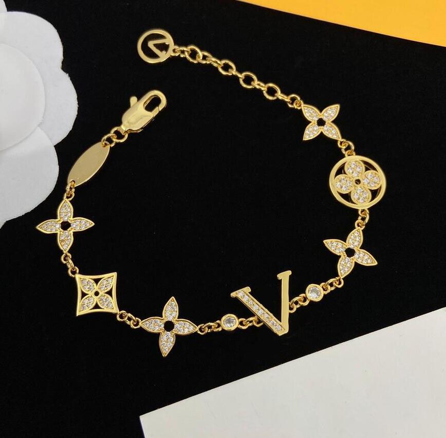 Luxury designer Like V elegant ladies bracelet gold silver fashion letter pendant clover bracelet wedding high quality jewelry original box
Luxury designer Like V elegant ladies bracelet gold silver fashion letter pendant clover bracelet wedding high quality jewelry original box
