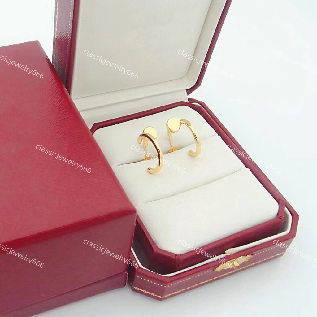 European and American designers' gold earrings, women's nail earrings, high-end 18K gold jewelry, holiday gifts, small diamond earrings with box
European and American designers' gold earrings, women's nail earrings, high-end 18K gold jewelry, holiday gifts, small diamond earrings with box