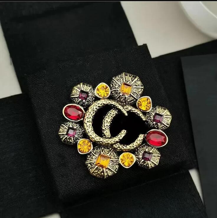 Famous Design Brand Luxurys Brooch Women Rhinestone Pearl Letter Brooches Suit Pin Fashion Jewelry Clothing Decoration High Quality Accessories
Famous Design Brand Luxurys Brooch Women Rhinestone Pearl Letter Brooches Suit Pin Fashion Jewelry Clothing Decoration High Quality Accessories