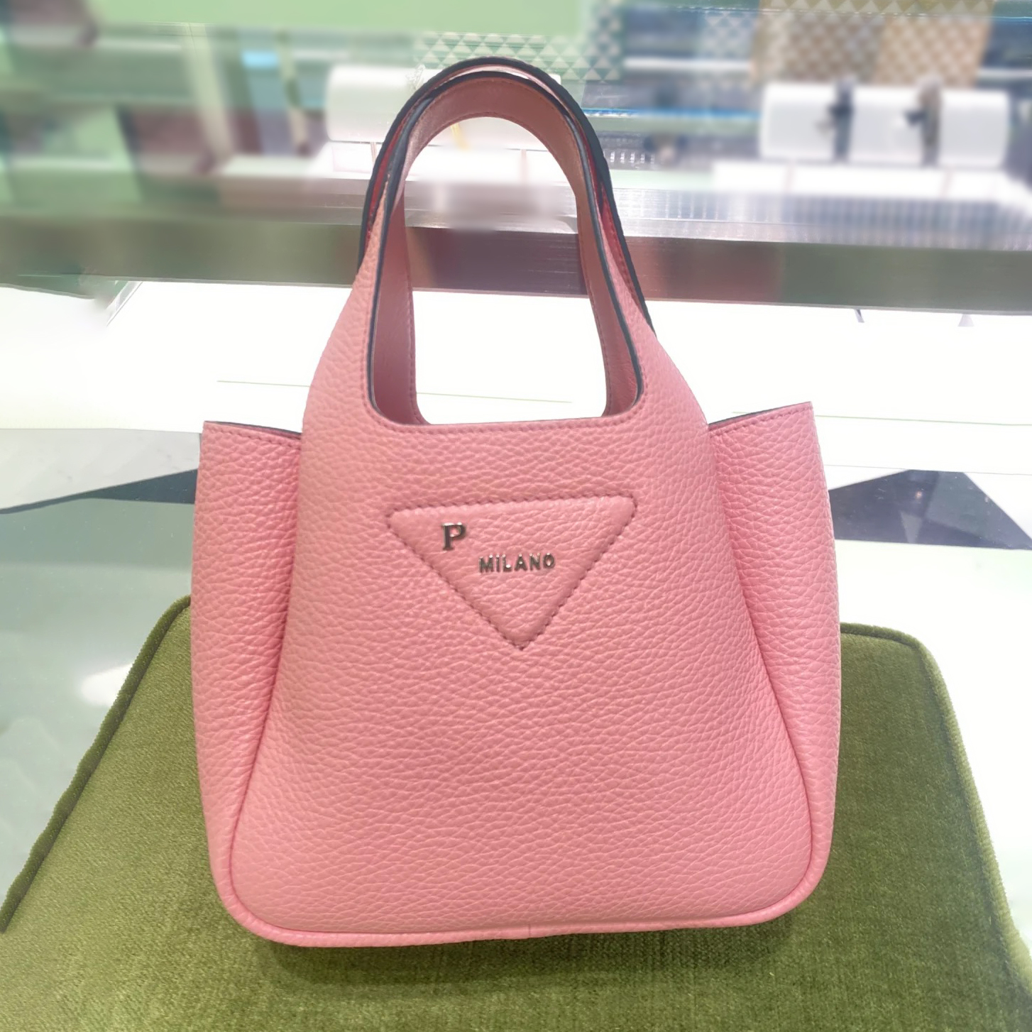 Cowhide leather handbags prad Triangle the tote bag basket Womens Mens designer bag crossbody Metal fittings Magnetic snap shopping fashion shoulder clutch bags, White
Cowhide leather handbags prad Triangle the tote bag basket Womens Mens designer bag crossbody Metal fittings Magnetic snap shopping fashion shoulder clutch bags, White
