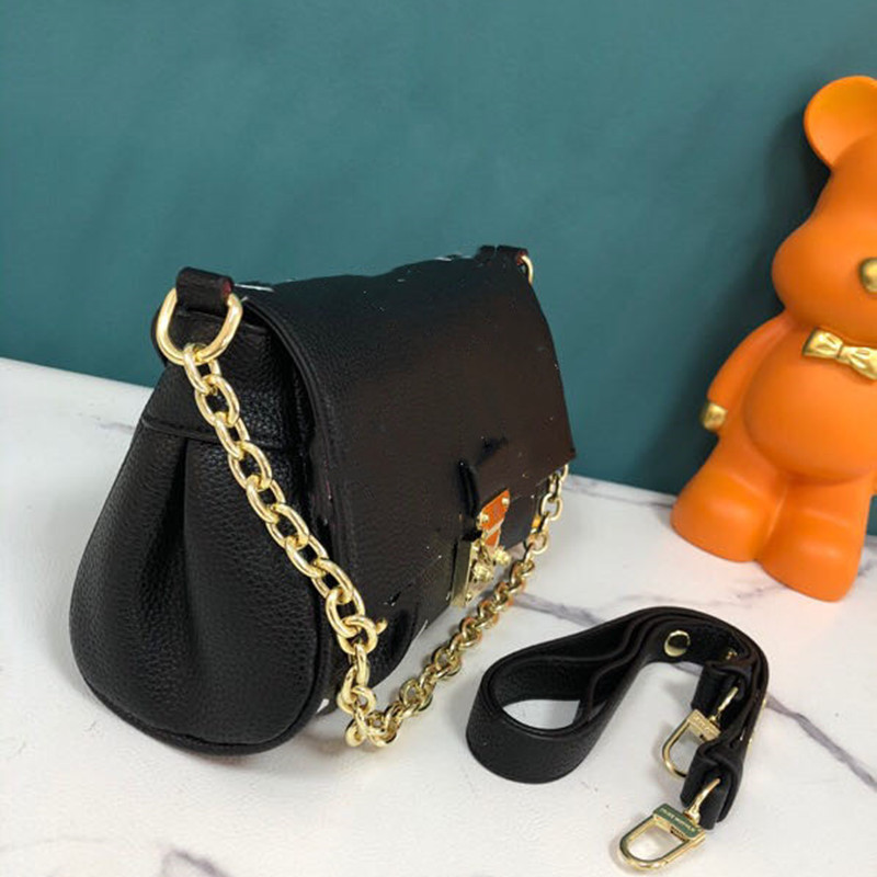 Brand 23SS Day Packs Letter printed chain bag for women's handbag Leather crossbody bag, Black 8654
Brand 23SS Day Packs Letter printed chain bag for women's handbag Leather crossbody bag, Black 8654