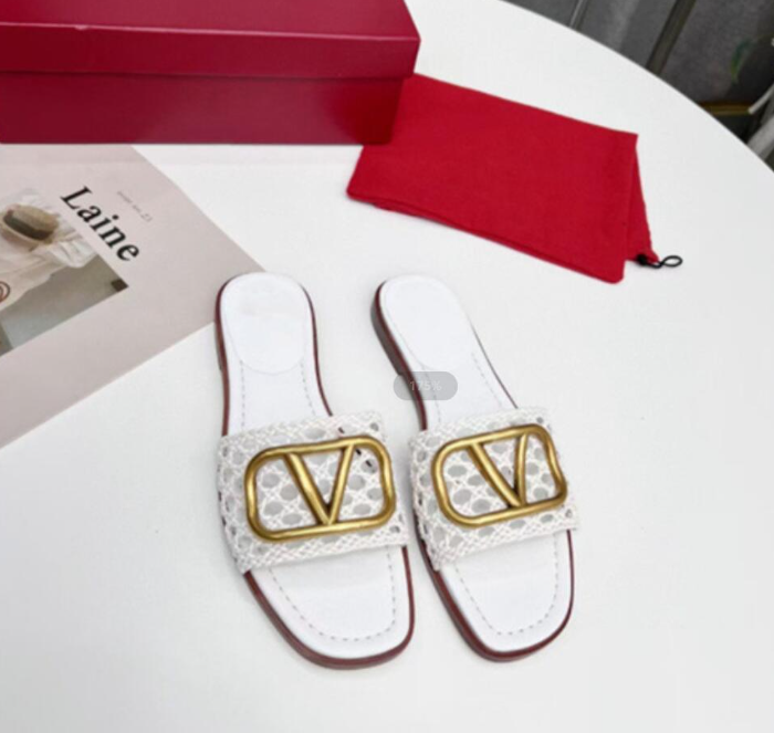 Wholesale Designer Fashion New Ladies Sandals Signature Grain Leather Decorative Element Slippers
Wholesale Designer Fashion New Ladies Sandals Signature Grain Leather Decorative Element Slippers