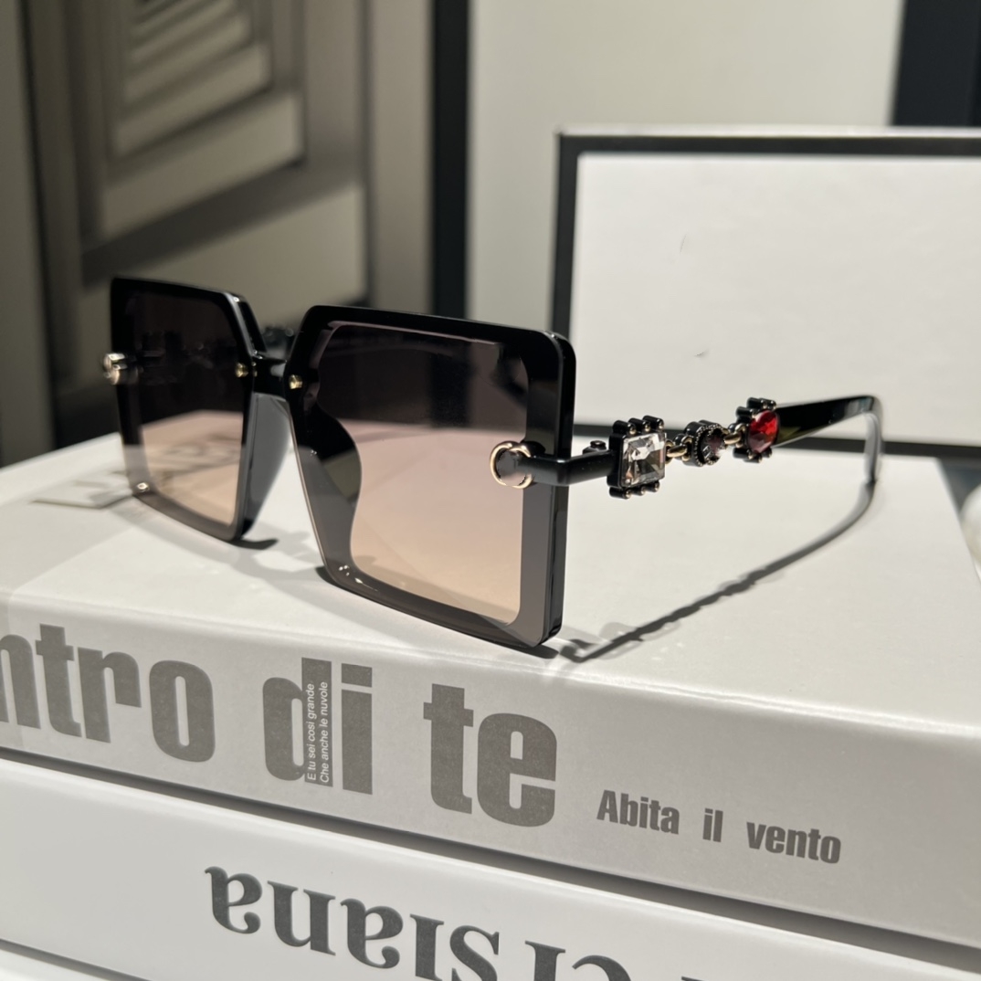 GG8421 Sunglasses for Women Men Designer Summer Shades Polarized Eyeglasses Big Frame Black Vintage Oversized Sun Glasses of Women Male
GG8421 Sunglasses for Women Men Designer Summer Shades Polarized Eyeglasses Big Frame Black Vintage Oversized Sun Glasses of Women Male