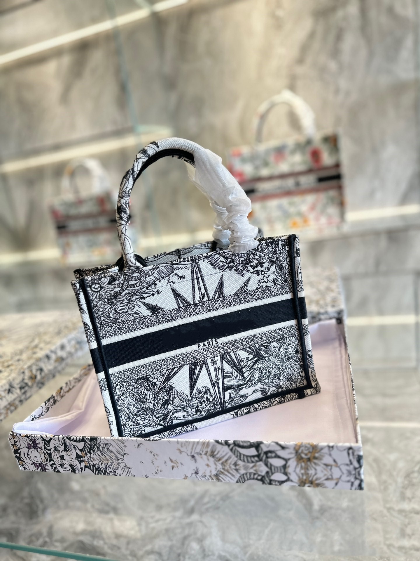 2023 New Women's Fashion Tote Bag New Seven Star Embroidery Pattern Mommy Bag Casual Versatile Handbag
2023 New Women's Fashion Tote Bag New Seven Star Embroidery Pattern Mommy Bag Casual Versatile Handbag