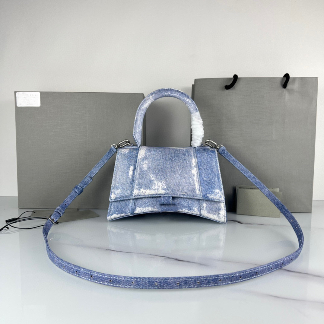10A Top Fashion Denim Bag Women's Hourglass Bag Single Shoulder Bag Classic Metal B Logo Design Magnetic Snap Open Flap Bag Luxury ID luxury_bag1588, Sky blue
10A Top Fashion Denim Bag Women's Hourglass Bag Single Shoulder Bag Classic Metal B Logo Design Magnetic Snap Open Flap Bag Luxury ID luxury_bag1588, Sky blue