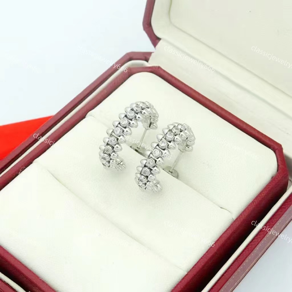 High quality semi-circular women's gold earrings, European and American designer brand earrings, high-end 18K gold jewelry festival gift box
High quality semi-circular women's gold earrings, European and American designer brand earrings, high-end 18K gold jewelry festival gift box