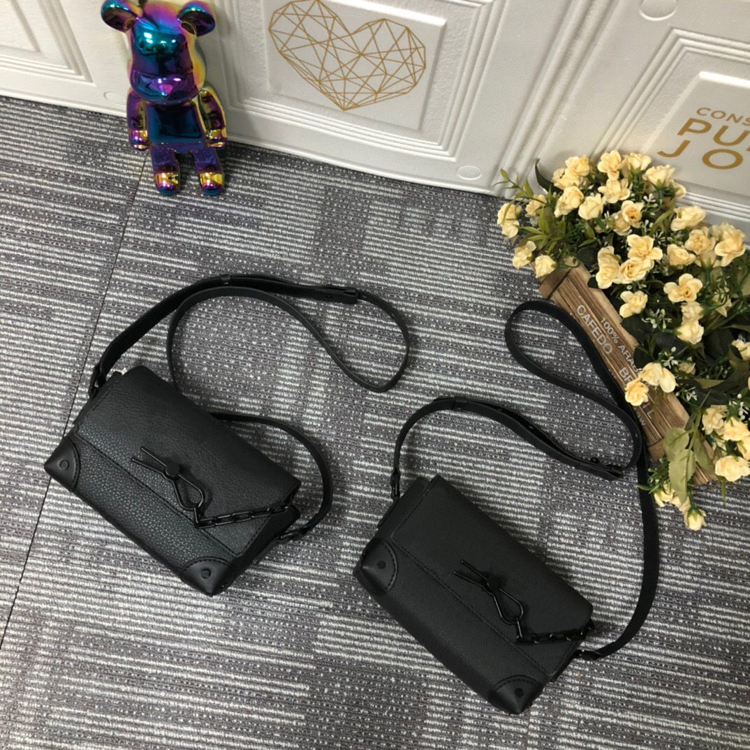 2022 81L 746 postman bags Chain square box cover pack shoulder bag are the daily match for fashionable men with Leather cover corners and trim, Black embossing
2022 81L 746 postman bags Chain square box cover pack shoulder bag are the daily match for fashionable men with Leather cover corners and trim, Black embossing