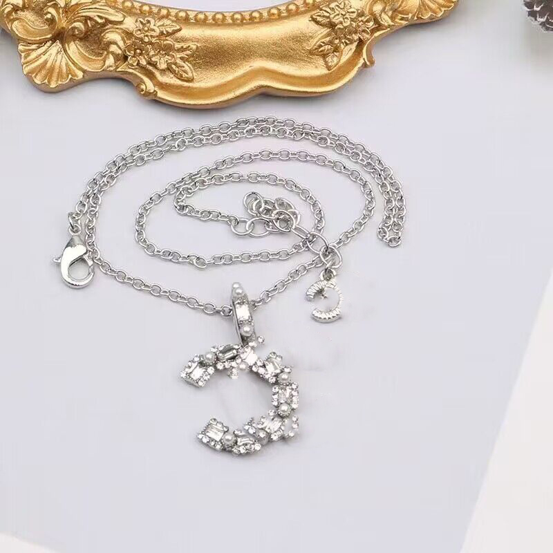 Gold Silver Luxury Designer Pendant Necklaces Copper 18K Gold Plated Women Crystal Pearl Rhinestone Necklace Jewerlry Accessories Gift
Gold Silver Luxury Designer Pendant Necklaces Copper 18K Gold Plated Women Crystal Pearl Rhinestone Necklace Jewerlry Accessories Gift