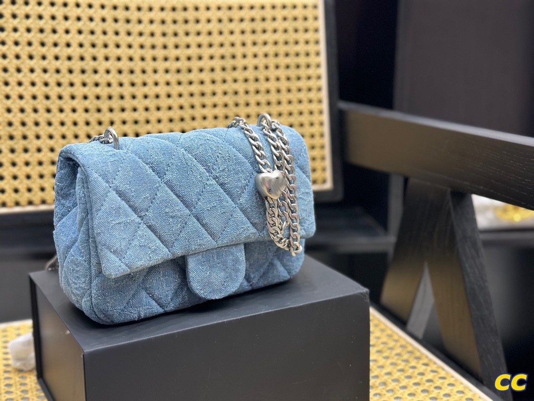 2023 New Small Bag for Women's Fashion Versatile Love Golden Ball Chain Bag with One Shoulder Oblique Cross denim Square Fat Man Advanced Sense, Blue
2023 New Small Bag for Women's Fashion Versatile Love Golden Ball Chain Bag with One Shoulder Oblique Cross denim Square Fat Man Advanced Sense, Blue