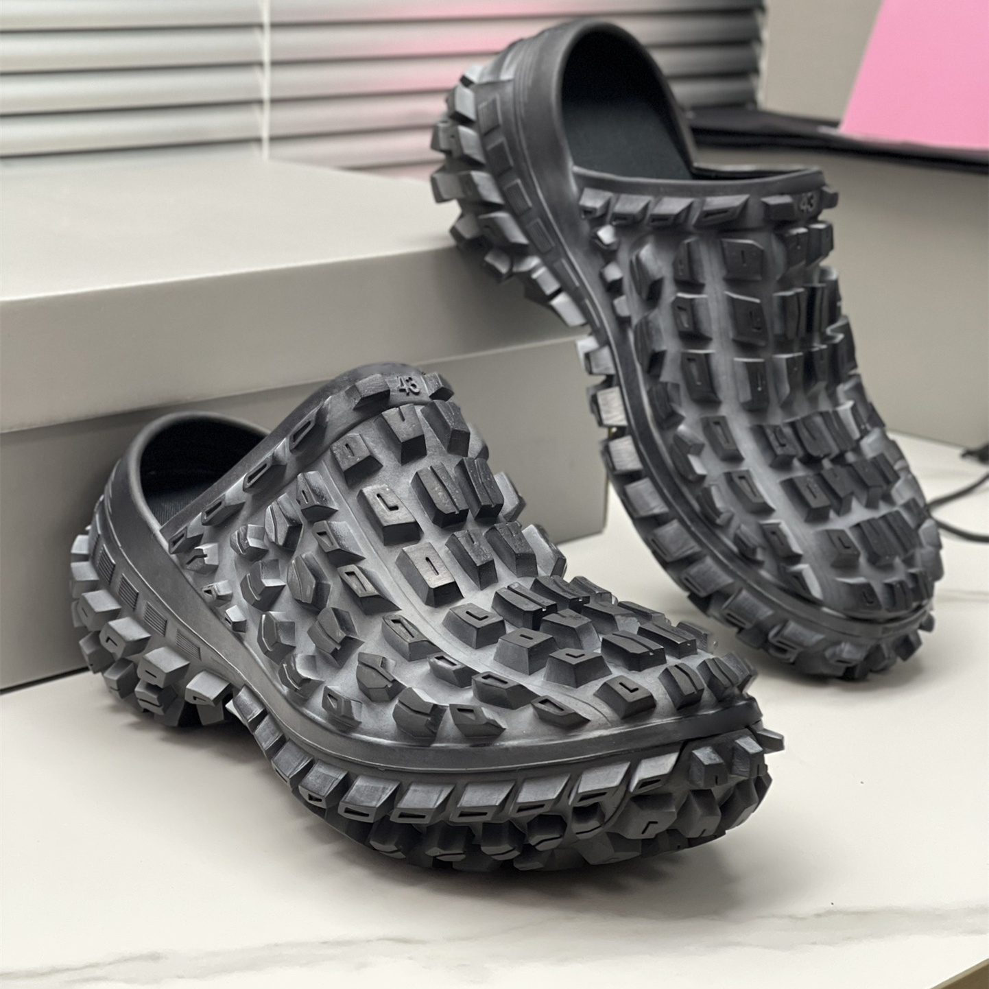 2023 Designer Slippers Tires Defender SlipperSneaker Tire Chunky Platform Rubber Thick Sloe Men Slippers Fashion Trainers Triple Black Man Sandal