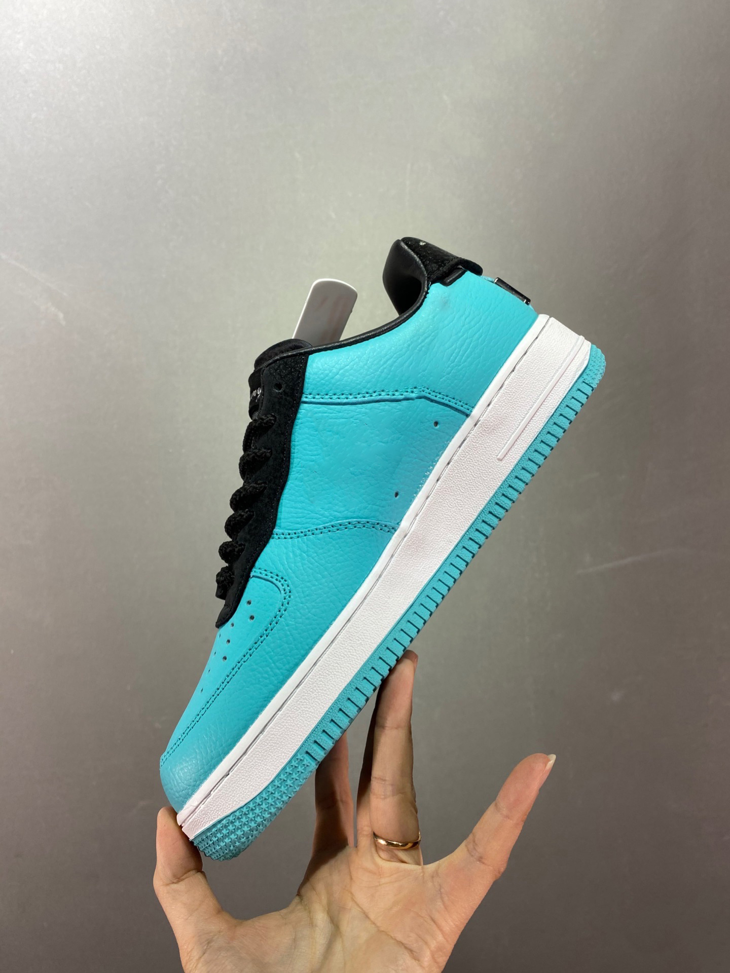 Classic color matching retro running shoes comfortable shock absorbing skateboard shoes designer personality trend basketball shoes, Blue
Classic color matching retro running shoes comfortable shock absorbing skateboard shoes designer personality trend basketball shoes, Blue