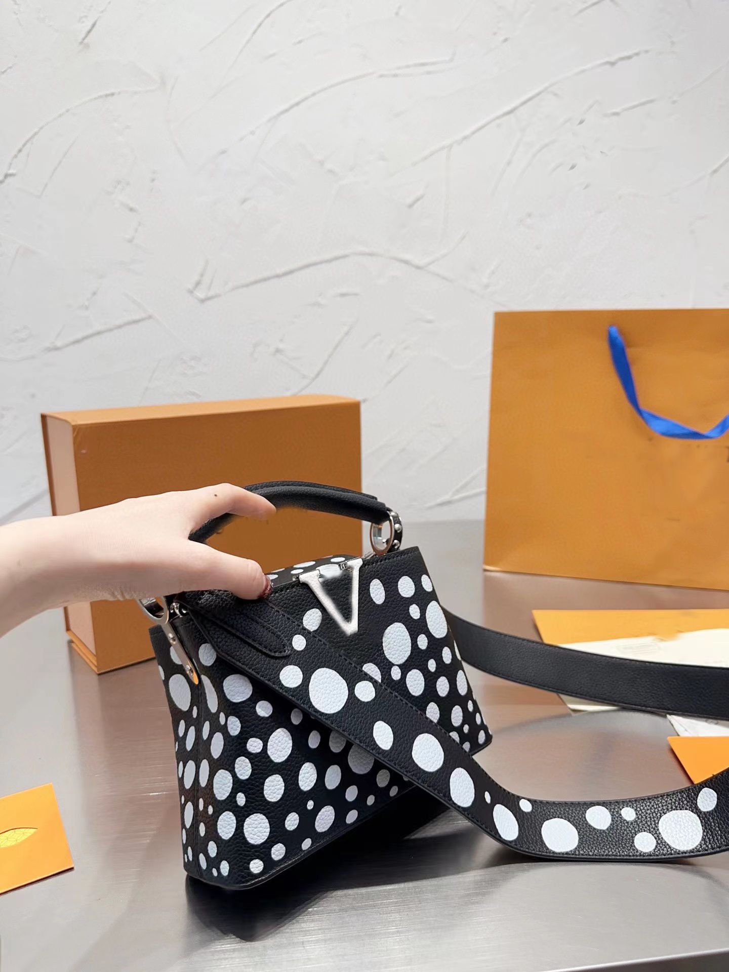 women handbag Capucines shoulder bag Tote WOMEN luxurys designers leather crossbody bag wallet purse
women handbag Capucines shoulder bag Tote WOMEN luxurys designers leather crossbody bag wallet purse