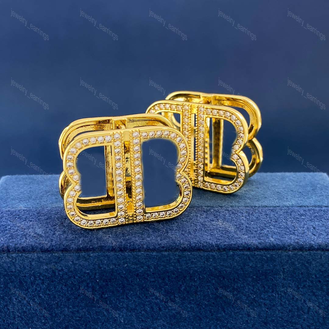 Mens Double Letter Stud Earrings Designer for Women Men Luxury Diamond Earring B Jewelry Gold Love Earring Crystal Dangle 925 Silver Classic Wedding Ring
Mens Double Letter Stud Earrings Designer for Women Men Luxury Diamond Earring B Jewelry Gold Love Earring Crystal Dangle 925 Silver Classic Wedding Ring