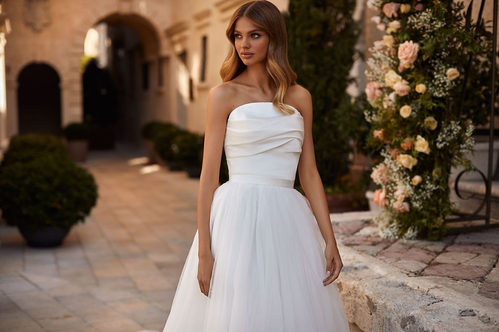 Romantic Plus Size Wedding Dresses A Line Beach Bohemian Strapless Draped Pleats Tiered Tulle Garden Court Train Bridal Gowns Vestidos De Novia Custom